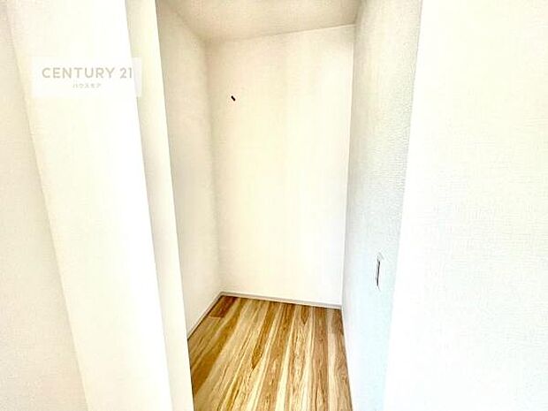 ウォークインクローゼット付きです。たくさんのお洋服などを収納しておけそうですね！他にも扇風機や加湿器など季節物の大きな家電も収納できます！