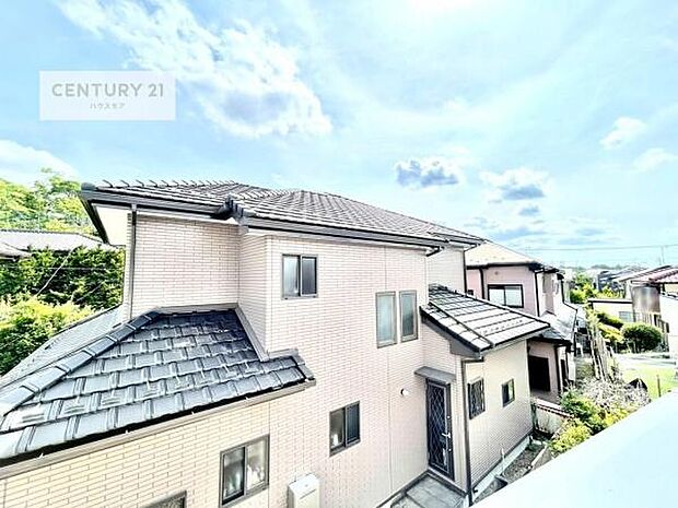 晴れた日には青い空を見渡せる開放的な時間を楽しめます。気持ちの良い風が通り抜ける街並みです！緑が映える眺望で癒されますね！