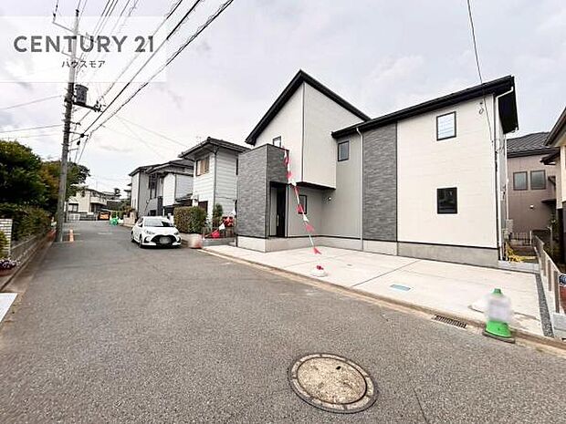 前面道路は6ｍ！陽当り良好な立地です。車庫入れが苦手な方も安心ですね。