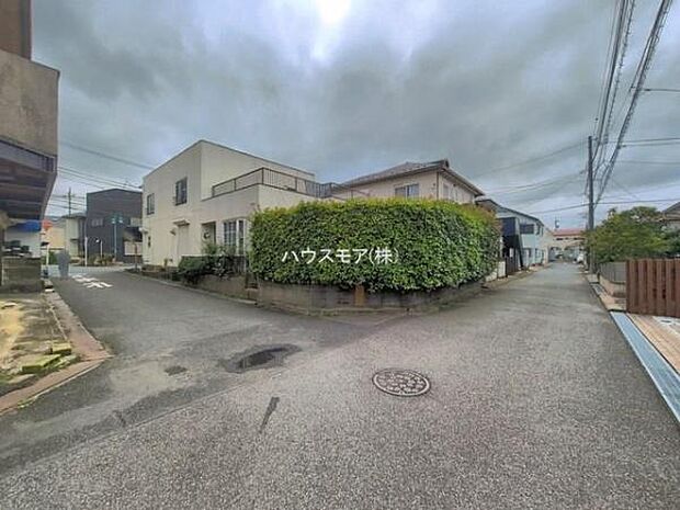 前面道路は4.5m×12.8m陽当たり良好な立地です。車庫入れが苦手な方も安心ですね。