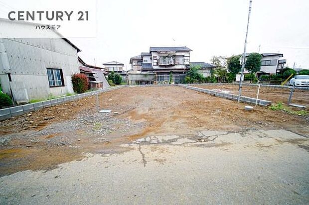 駐車スペースは2台分あります！セカンドカーはもちろん、バイクや自転車なども置き場所に困りません。