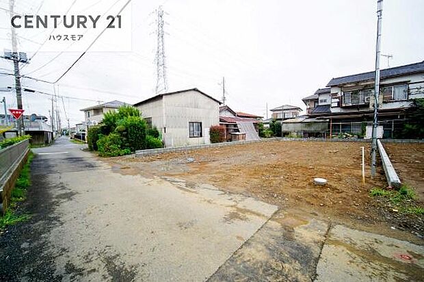 前面道路は4ｍ！陽当り良好な立地です。車庫入れが苦手な方も安心ですね。