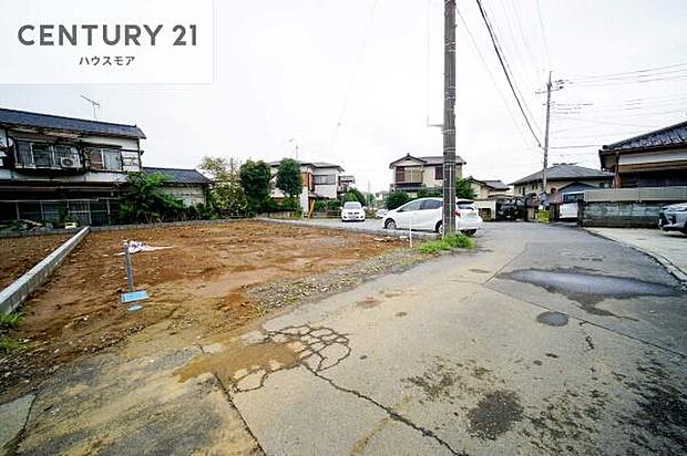 前面道路は4ｍ！陽当り良好な立地です。車庫入れが苦手な方も安心ですね。