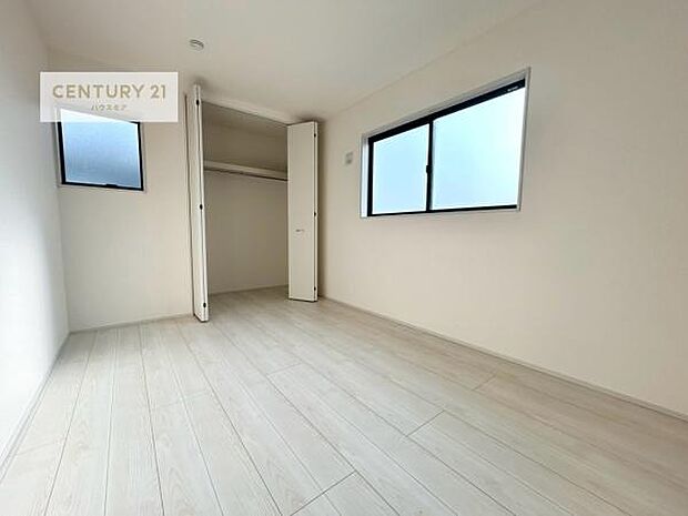 掃き出し窓がないお部屋は、お子様のお部屋としても安心です!収納スペースも充実しているので散らかったお部屋をサッと片付けられます!
