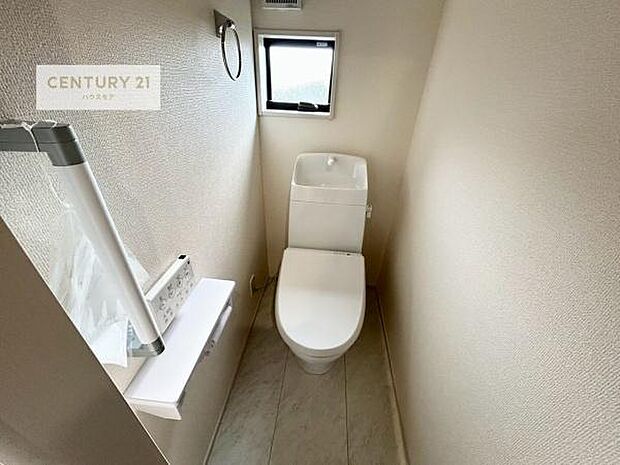 1・2階にトイレがございます!朝の忙しい時間帯も待たずにすみそうですね。白を基調とした清潔感のあるトイレでお手入れがしやすいです!