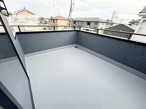 陽当たり良好なバルコニーです!晴れた日には青い空を見渡せる開放的な時間を楽しめます。