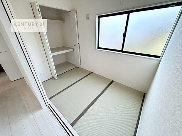 和室ではお子様が転んでも怪我をする心配はほとんどありません。家事の合間にママやパパが寝ころんで使える休憩スペースとしても利用可!