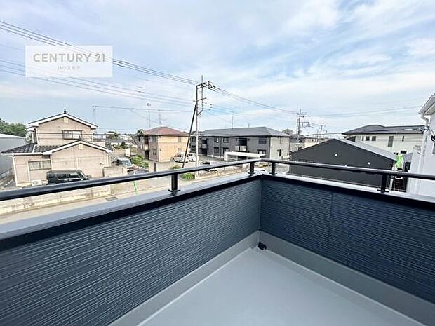 晴れた日には青い空を見渡せる開放的な時間を楽しめます。気持ちの良い風が通り抜けます!