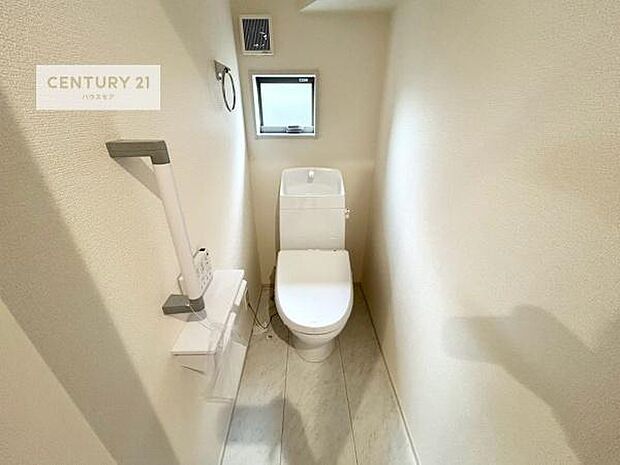 1・2階にトイレがございます!朝の忙しい時間帯も待たずにすみそうですね。白を基調とした清潔感のあるトイレでお手入れがしやすいです!