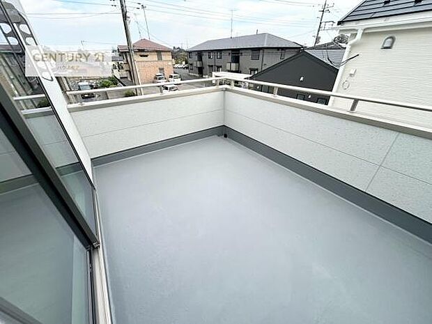 陽当たり良好なバルコニーです!晴れた日には青い空を見渡せる開放的な時間を楽しめます。