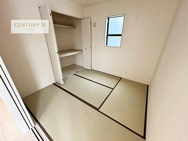 和室ではお子様が転んでも怪我をする心配はほとんどありません。家事の合間にママやパパが寝ころんで使える休憩スペースとしても利用可!