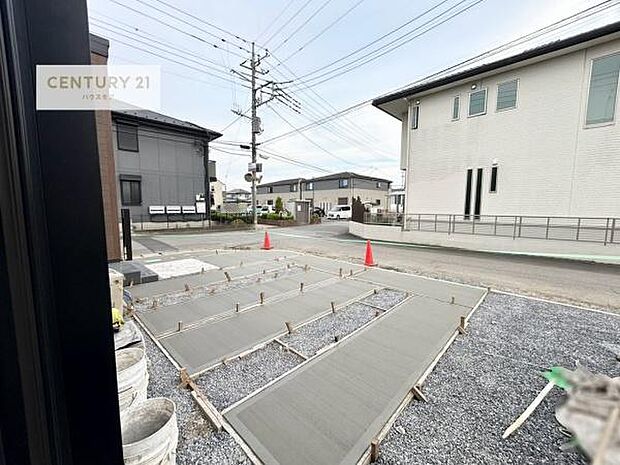 落ち着いた住宅街の景色を望みながら、視界もしっかり確保された眺望。街並みを身近に感じつつ、ゆったりとした開放感を楽しめます。