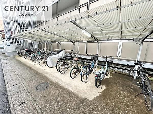 駐輪場完備で、お子さまの自転車や通勤用の自転車も安心して置けます。ご家族にもうれしい便利な設備です。駐輪場の空き状況については管理会社にご確認ください。