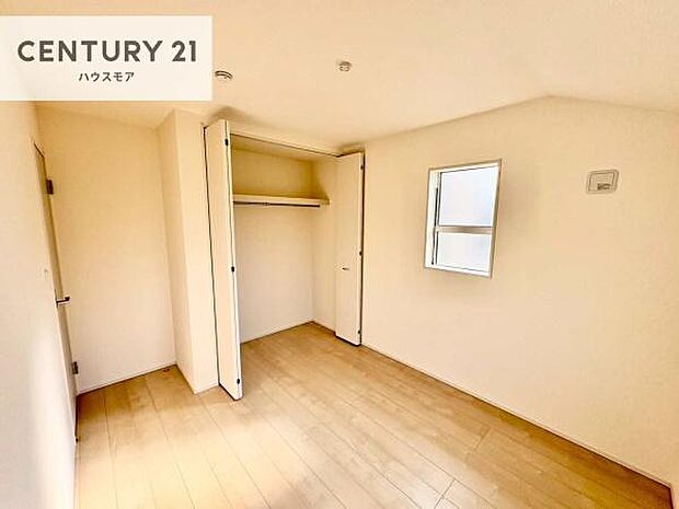 掃き出し窓がないお部屋は、お子様のお部屋としても安心です!収納スペースも充実しているので散らかったお部屋をサッと片付けられます!