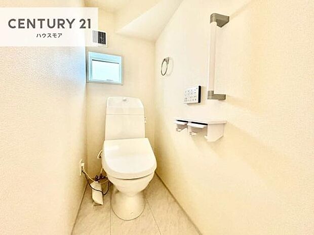 1・2階にトイレがございます!朝の忙しい時間帯も待たずにすみそうですね。白を基調とした清潔感のあるトイレでお手入れがしやすいです!