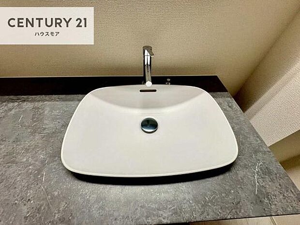 深い洗面台ボウルは、水が跳ねにくいのでお手入れが楽々!清潔感が保てます!キレイな洗面所で自分磨きのモチベーションが上がりますね!