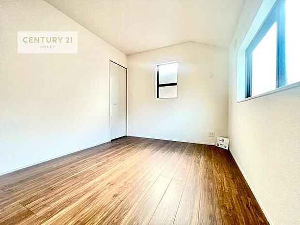 掃き出し窓がないお部屋は、お子様のお部屋としても安心です!収納スペースも充実しているので散らかったお部屋をサッと片付けられます!