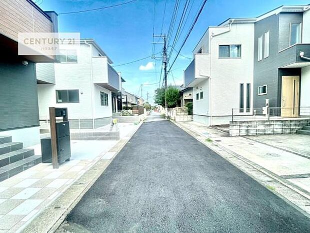 前面道路4.01m!陽当り良好な立地です。車庫入れが苦手な方も安心ですね。
