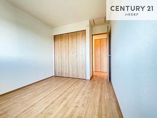 掃き出し窓がないお部屋は、お子様のお部屋としても安心です!収納スペースも充実しているので散らかったお部屋をサッと片付けられます!