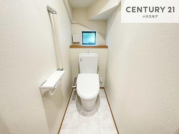 1・2階にトイレがございます!朝の忙しい時間帯も待たずにすみそうですね。白を基調とした清潔感のあるトイレでお手入れがしやすいです!