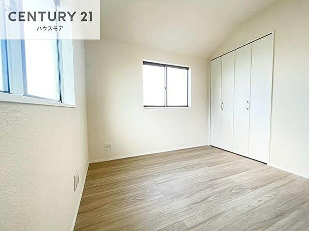 掃き出し窓がないお部屋は、お子様のお部屋としても安心です!収納スペースも充実しているので散らかったお部屋をサッと片付けられます!