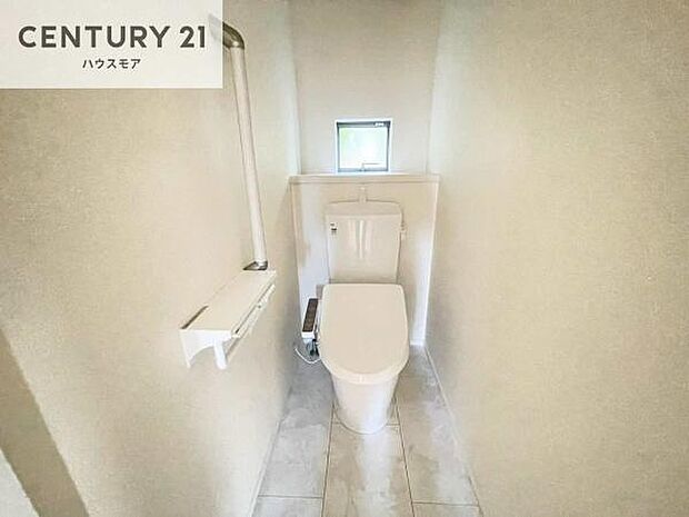 1・2階にトイレがございます!朝の忙しい時間帯も待たずにすみそうですね。白を基調とした清潔感のあるトイレでお手入れがしやすいです!