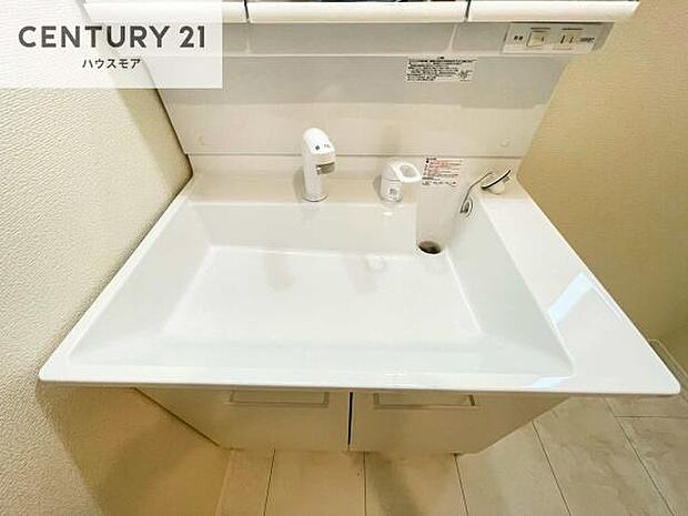 深い洗面台ボウルは、水が跳ねにくいのでお手入れが楽々!清潔感が保てます!キレイな洗面所で自分磨きのモチベーションが上がりますね!