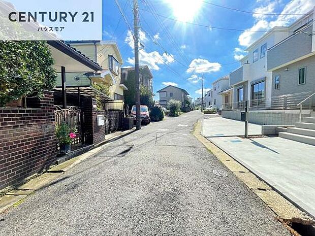 前面道路は4.5m!陽当り良好な立地です。車庫入れが苦手な方も安心ですね。