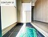 玄関：疲れて帰ってきても、ただいま！を言いたくなる、優しく迎え入れてくれる空間になっています。明るく温もり溢れる玄関です！