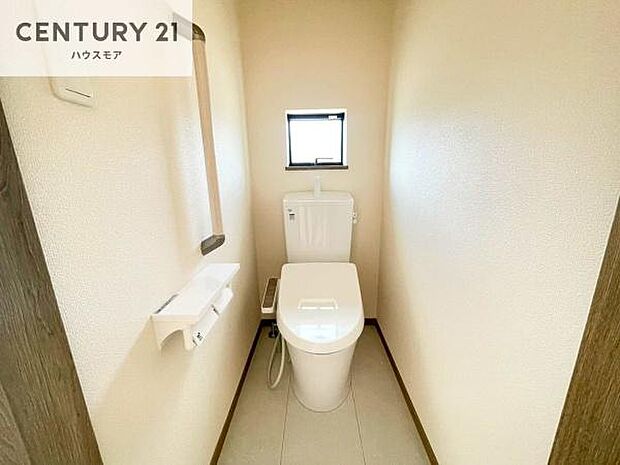 1・2階にトイレがございます!朝の忙しい時間帯も待たずにすみそうですね。白を基調とした清潔感のあるトイレでお手入れがしやすいです!