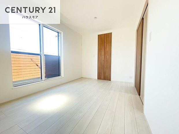 バルコニーに面している洋室です。明るく温もりがあり、換気もしっかりできます!朝起きて、外に出て背伸びをしつつ深呼吸をし良い朝を迎え入れることができます。