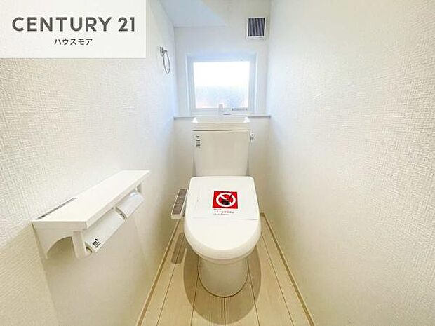 1・2階にトイレがございます!朝の忙しい時間帯も待たずにすみそうですね。白を基調とした清潔感のあるトイレでお手入れがしやすいです!
