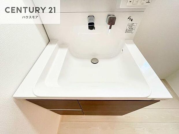 深い洗面台ボウルは、水が跳ねにくいのでお手入れが楽々!清潔感が保てます!キレイな洗面所で自分磨きのモチベーションが上がりますね!