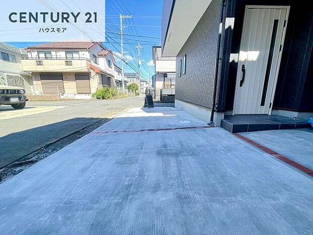 駐車スペースは2台分あります!セカンドカーはもちろん、バイクや自転車なども置き場所に困りません。
