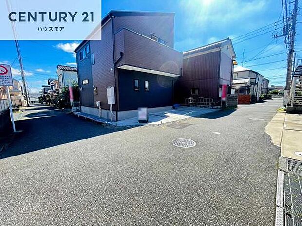 前面道路4m×4m!陽当り良好な立地です。車庫入れが苦手な方も安心ですね。