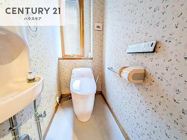 温水洗浄便座につき、冬場は便座が暖かくできるので冷たい便座に座らずに済む嬉しい仕様です！シンプルなカラーを基調としているので、お手入れがしやすいです。