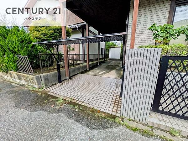 駐車スペースは2台分あります！セカンドカーはもちろん、バイクや自転車なども置き場所に困りません。