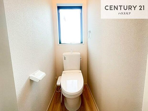 1・2階にトイレがございます!朝の忙しい時間帯も待たずにすみそうですね。白を基調とした清潔感のあるトイレでお手入れがしやすいです!