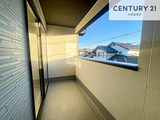陽当たりの良いバルコニーで、洗濯物も気持ちよく干せる住空間。日中は明るい陽光が差し込み、爽やかな風も感じられる心地よい場所です!