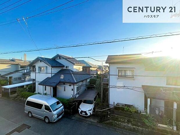落ち着いた住宅街の景色を望みながら、視界もしっかり確保された眺望。街並みを身近に感じつつ、ゆったりとした開放感を楽しめます。