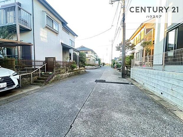 前面道路6m!陽当り良好な立地です。車庫入れが苦手な方も安心ですね。