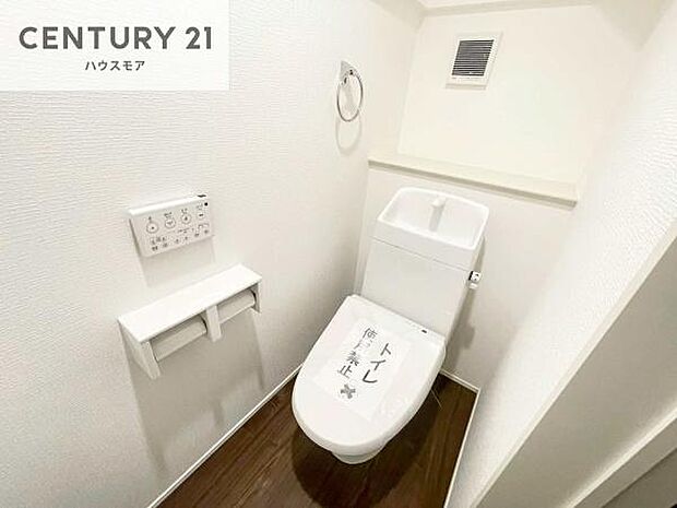 1・2階にトイレがございます!朝の忙しい時間帯も待たずにすみそうですね。白を基調とした清潔感のあるトイレでお手入れがしやすいです!