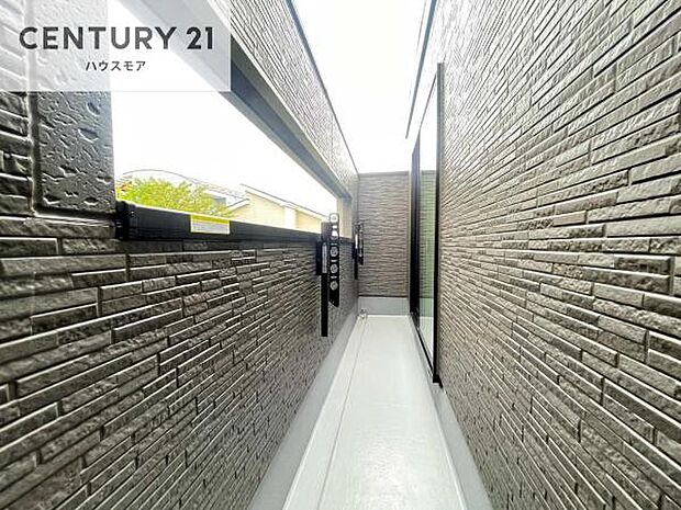 ルーフバルコニー!屋根が付いているので、急に雨が降っても濡れにくく安心!強い日差しもカットしてくれるので、お天気の良い日は、お外へ出て深呼吸するのもよさそうです!