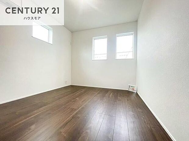 2面採光を確保した明るい室内は、風通しも良く大変居心地の良い空間となっております。リラックスして過ごせる心地の良いお部屋です!