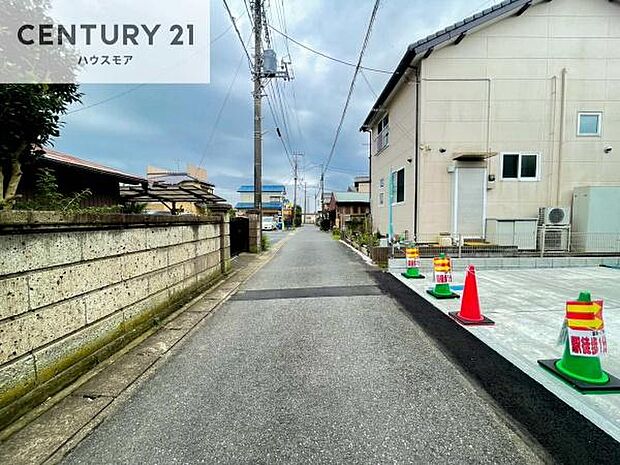 前面道路は4m!陽当り良好な立地です。車庫入れが苦手な方も安心ですね。
