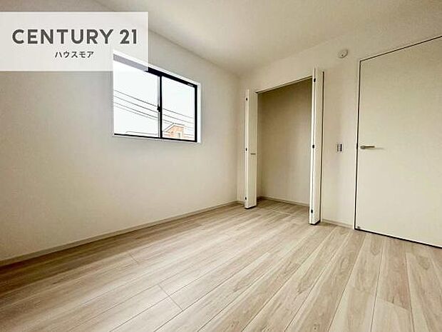掃き出し窓がないお部屋は、お子様のお部屋としても安心です!収納スペースも充実しているので散らかったお部屋をサッと片付けられます!