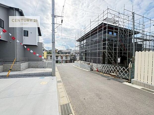 前面道路5m!陽当り良好な立地です。車庫入れが苦手な方も安心ですね。