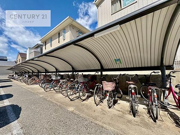 共用部分・駐輪場です。自転車があれば行動範囲が広がりお出かけ便利です！空き状況に関してはお気軽にお問い合わせください。