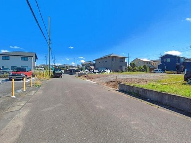 駐車スペースは並列3台分あります!セカンドカーはもちろん、バイクや自転車なども置き場所に困りません。