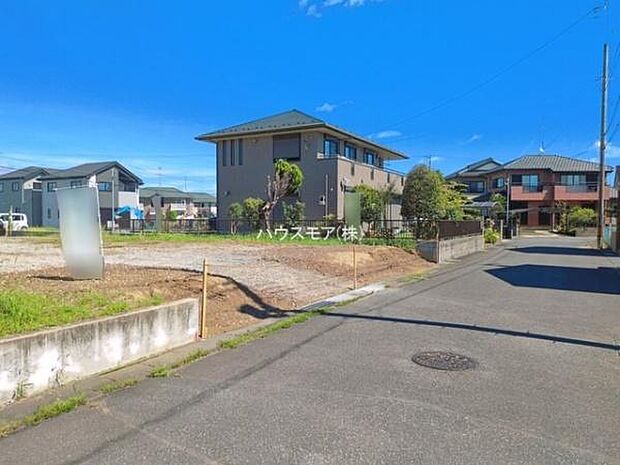前面道路は5.9m!陽当り良好な立地です。車庫入れが苦手な方も安心ですね。